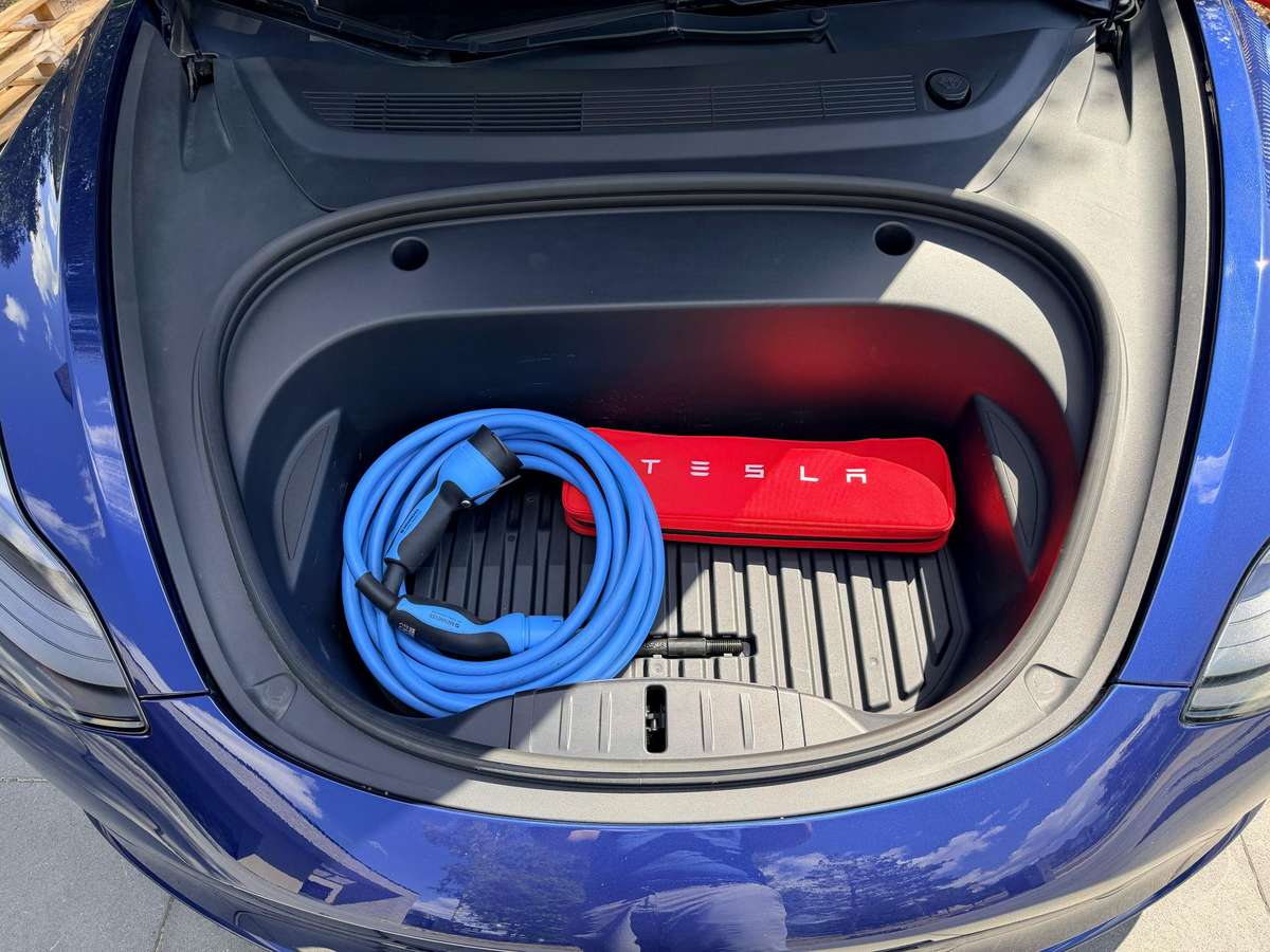 Tesla Model 3, sedanas
