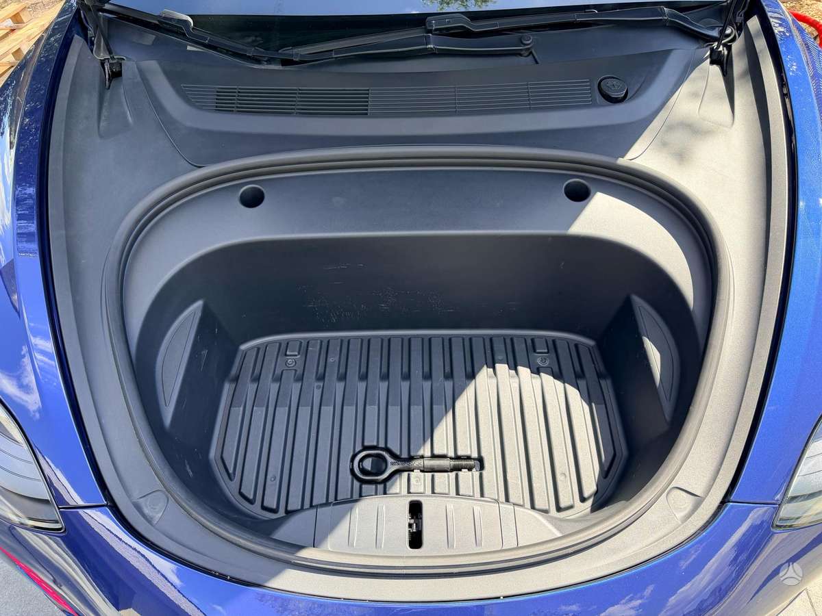 Tesla Model 3, Седан