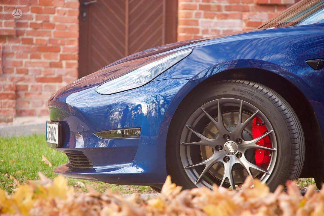 Tesla Model 3, Седан