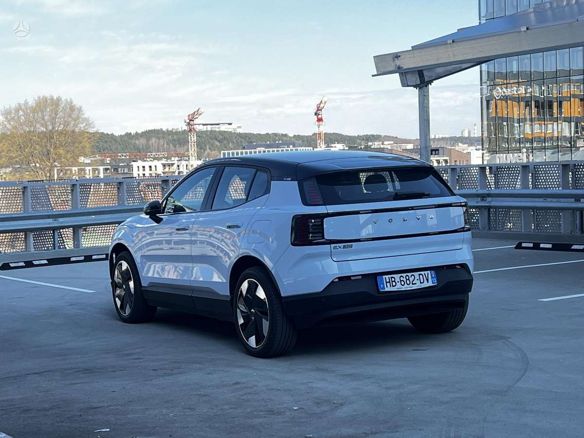 Volvo EX30, off-road / crossover