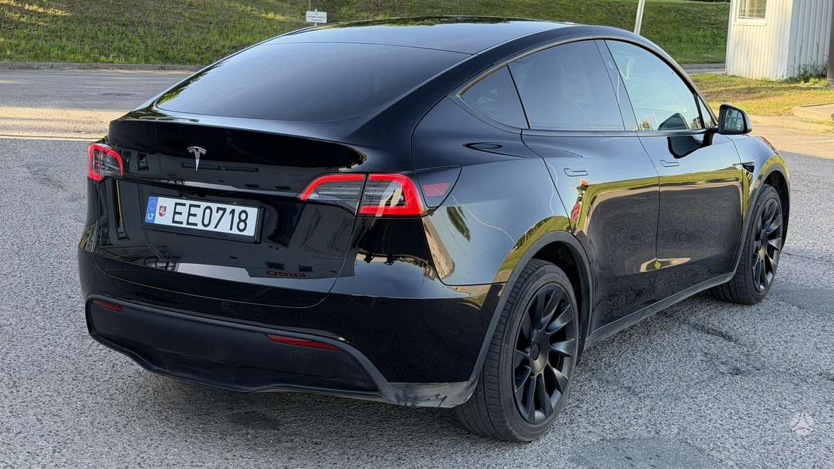 Tesla Model Y, 60 kWh, hatchback