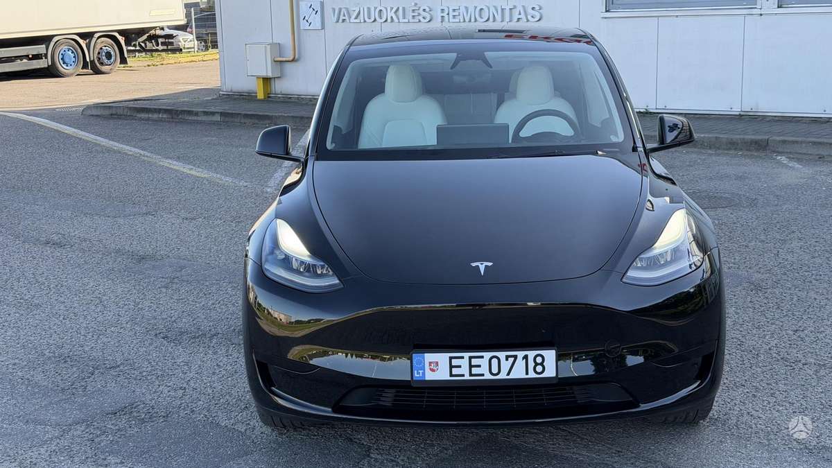 Tesla Model Y, 60 kWh, hatchback