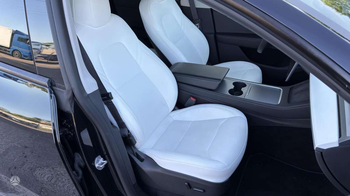 Tesla Model Y, 60 kWh, hatchback