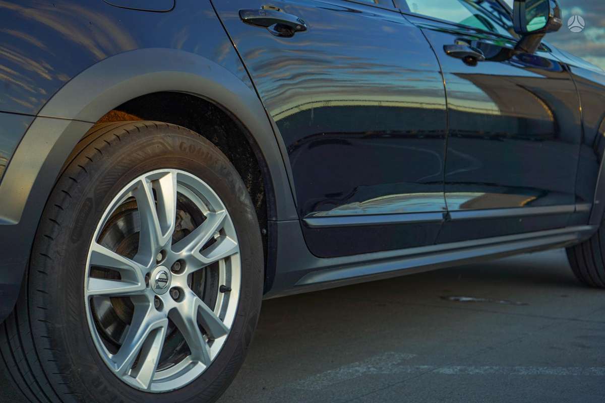 Volvo V90 Cross Country - 11