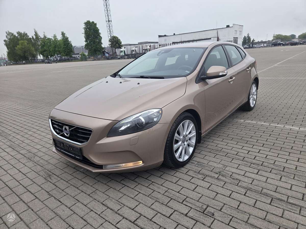 Volvo V40, 1.6 l., hatchback