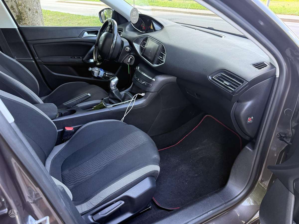 Peugeot 308, 1.2 l., hatchback