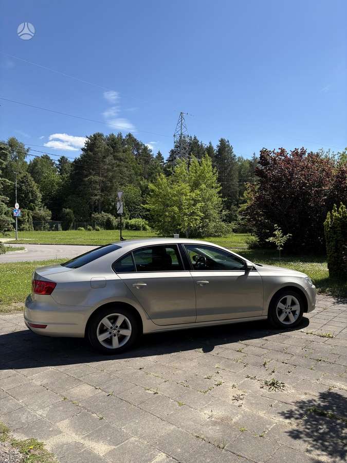 Volkswagen Jetta - 1