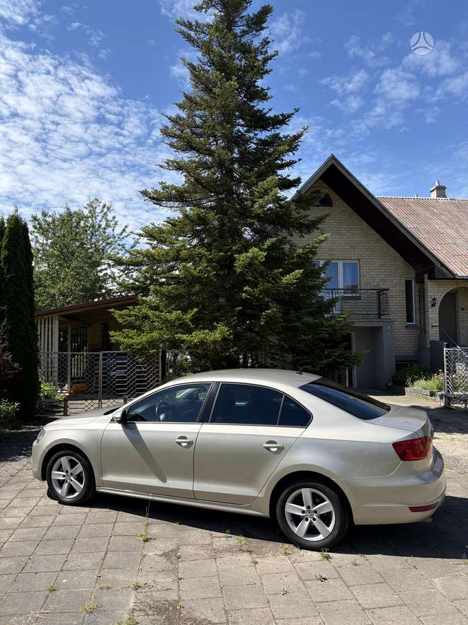Volkswagen Jetta - 2