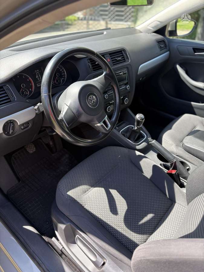 Volkswagen Jetta - 4