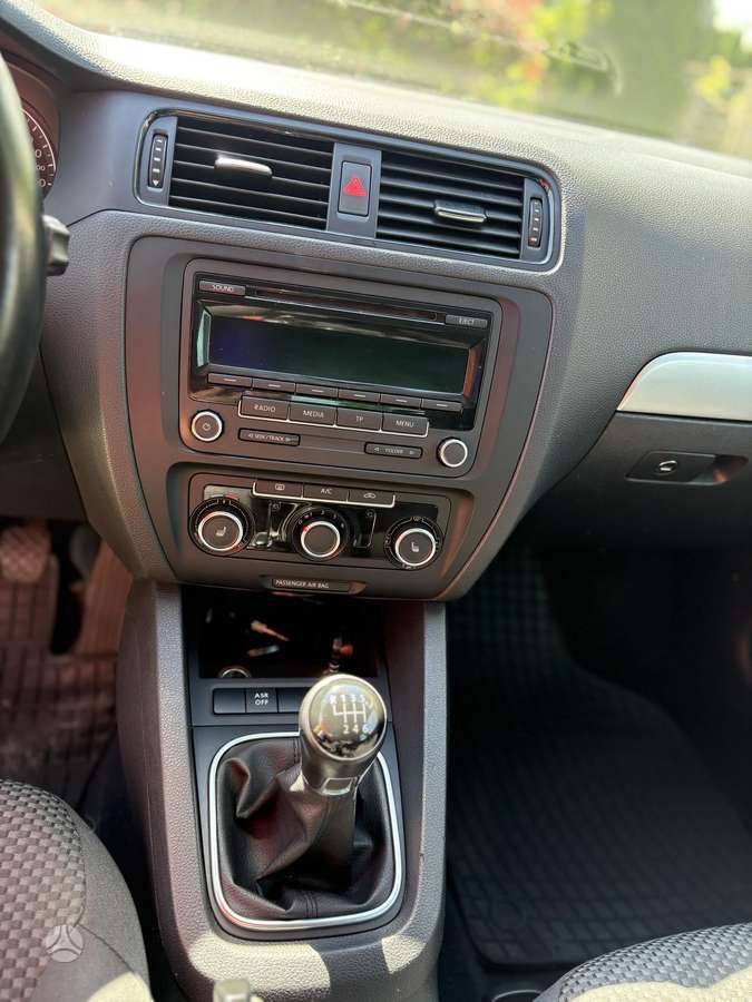 Volkswagen Jetta - 5