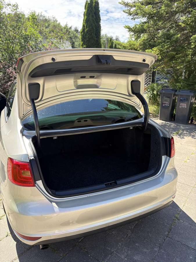 Volkswagen Jetta - 11
