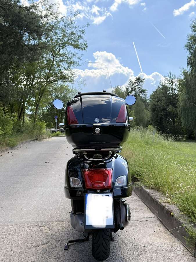 Piaggio Vespa 300cc, мотороллеры / мопеды