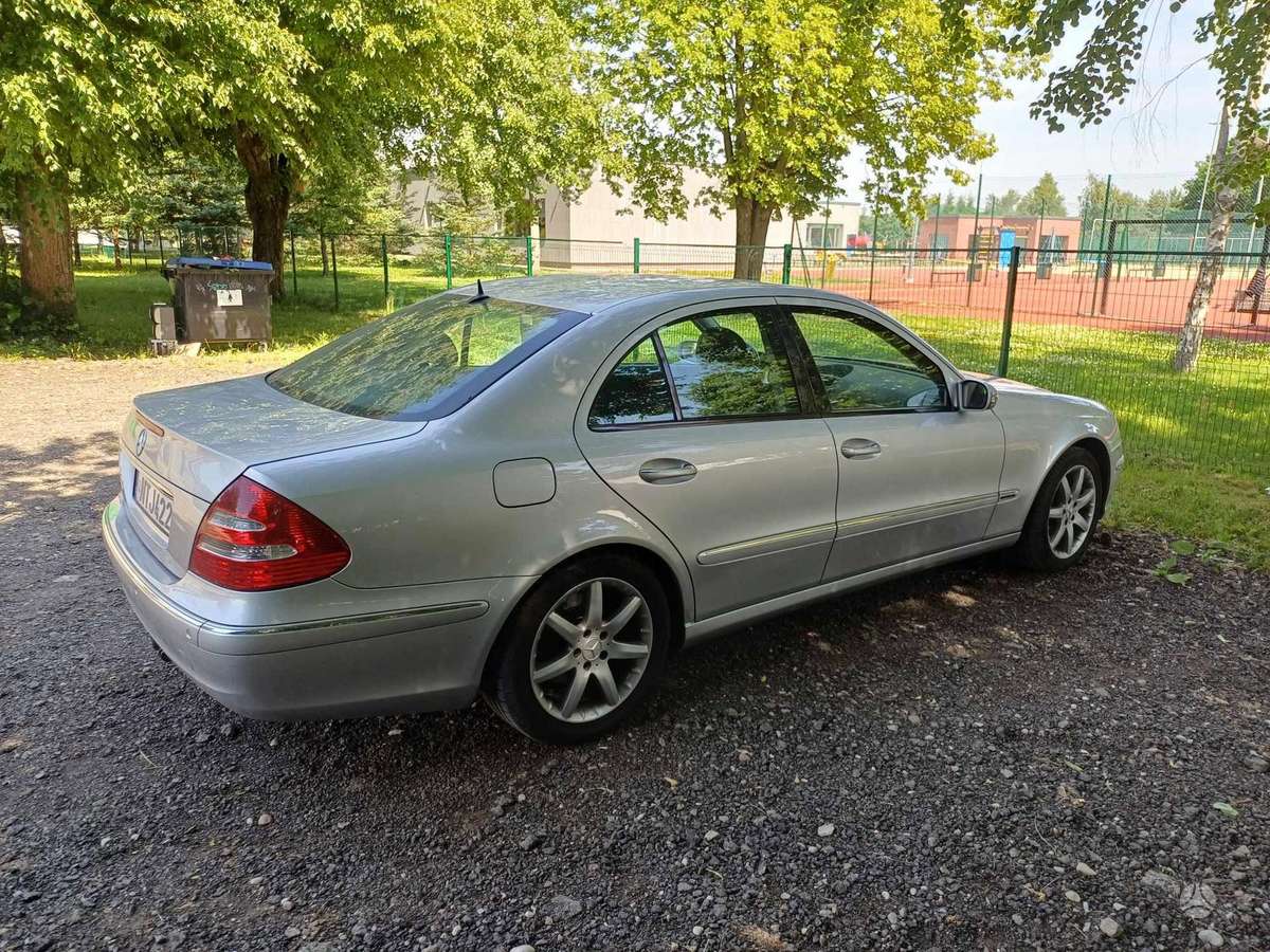 Mercedes-Benz E240, 2.6 l., Седан