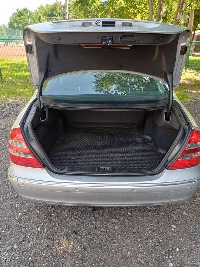 Mercedes-Benz E240, 2.6 l., Седан