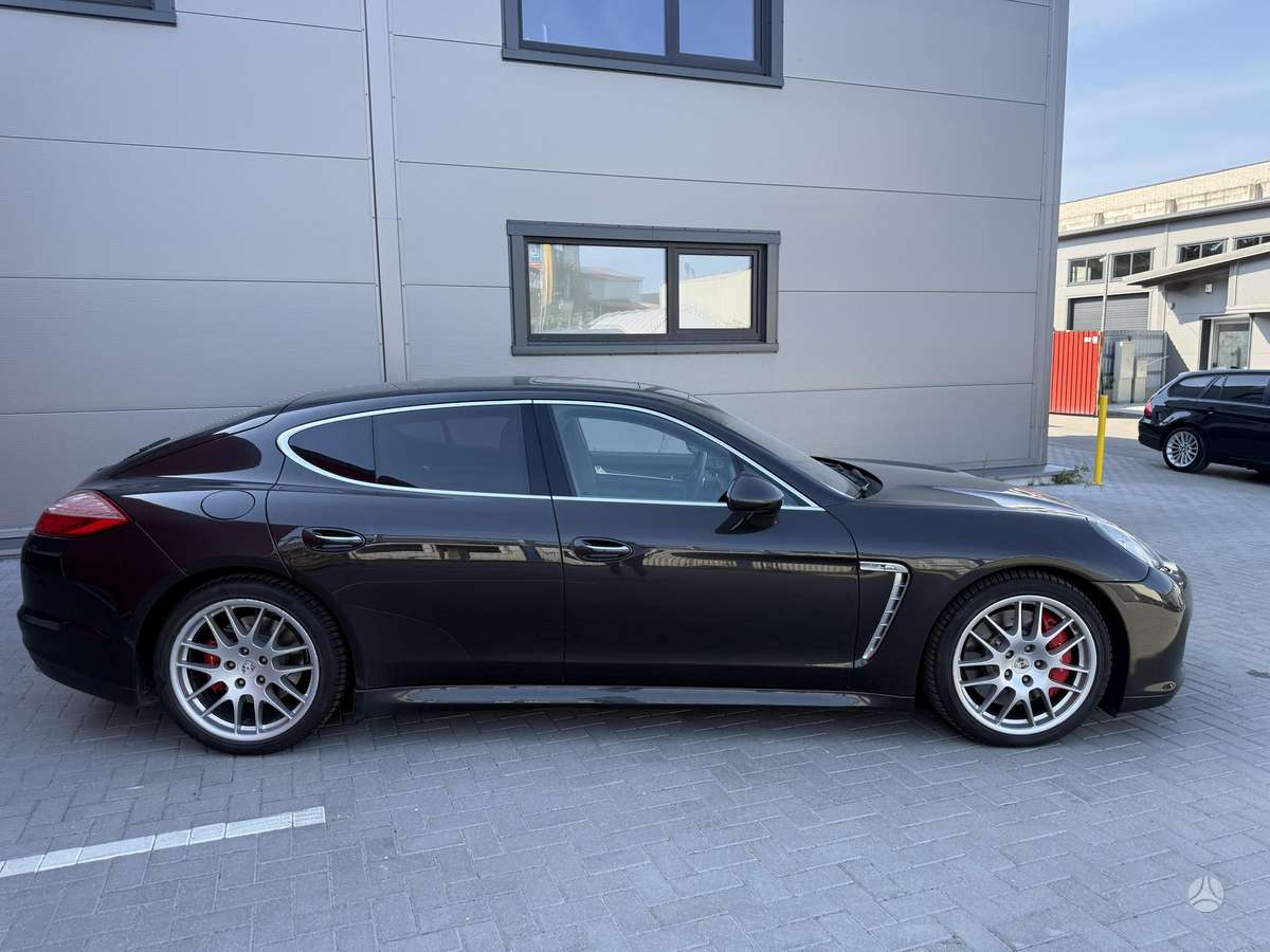 Porsche Panamera - 4