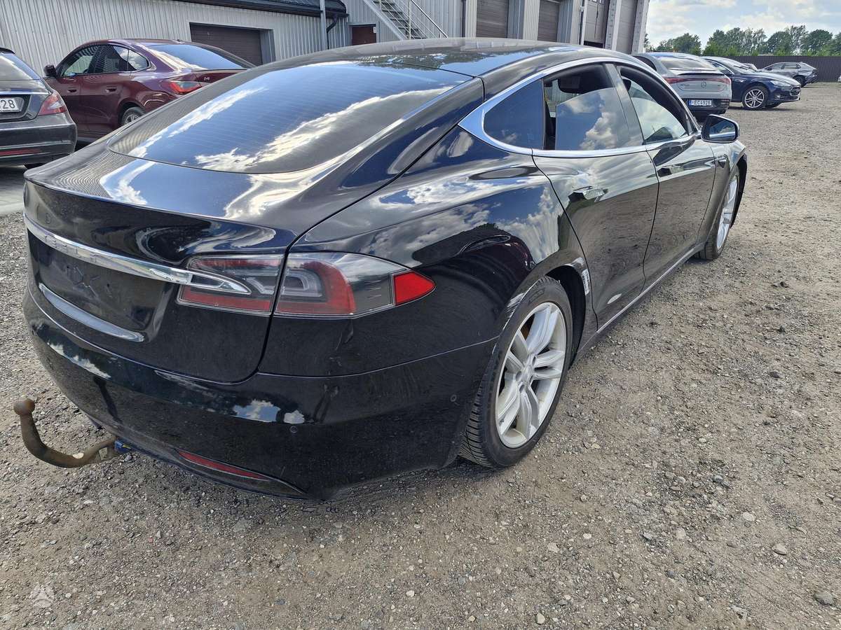Tesla Model S, sedanas