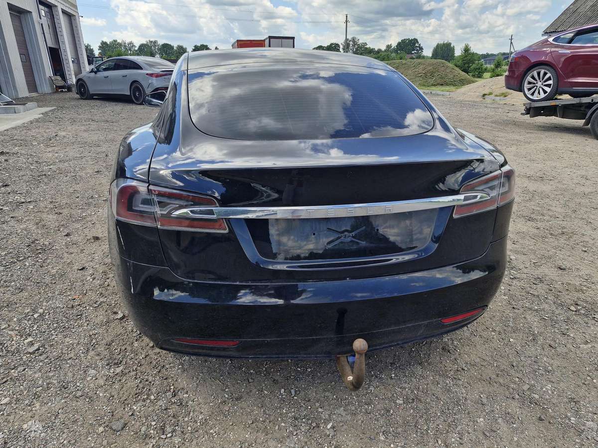 Tesla Model S, Седан