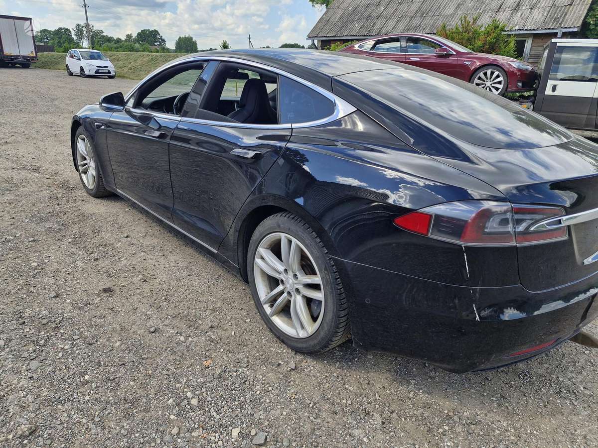 Tesla Model S, Седан