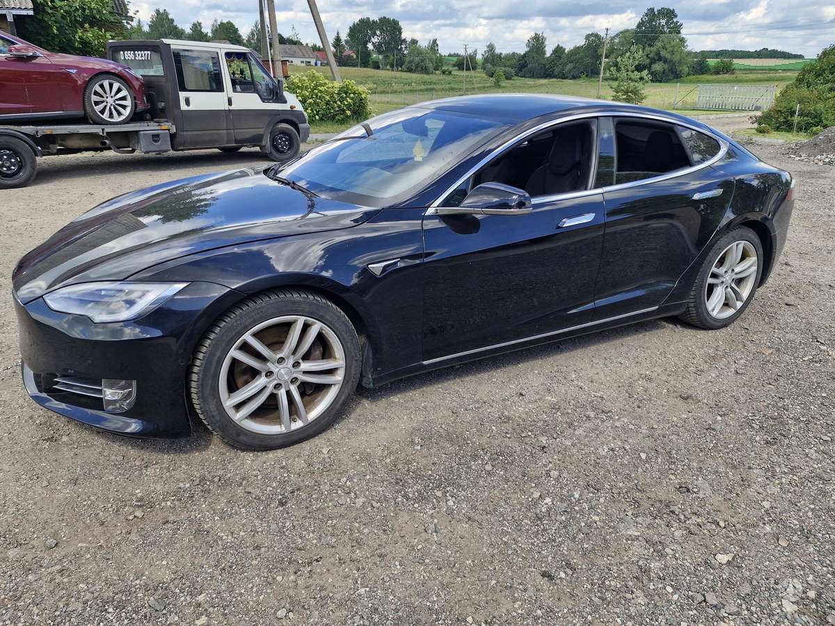Tesla Model S, Седан