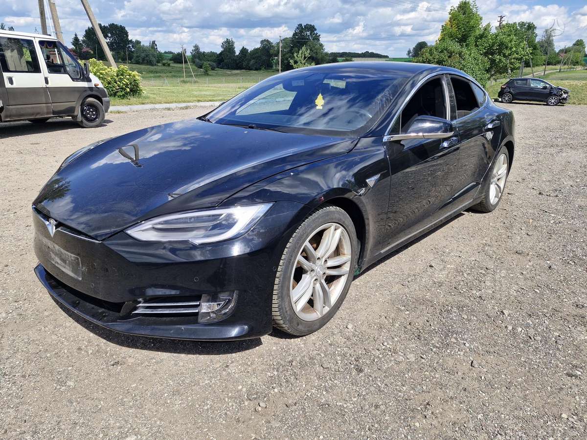 Tesla Model S, Седан