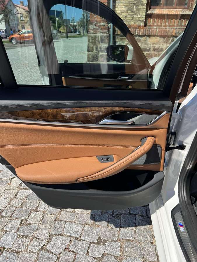 BMW 530, Седан