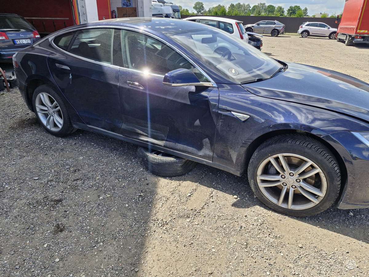 Tesla Model S, Седан