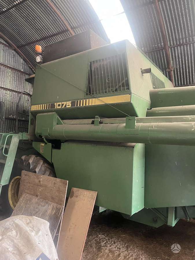 John Deere 1075, combine harvesters