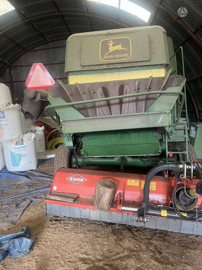 John Deere 1075, combine harvesters
