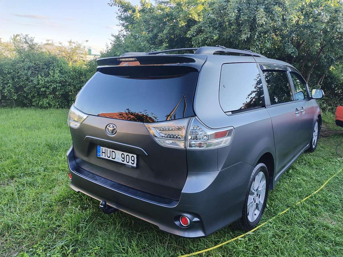 Toyota Sienna - 2