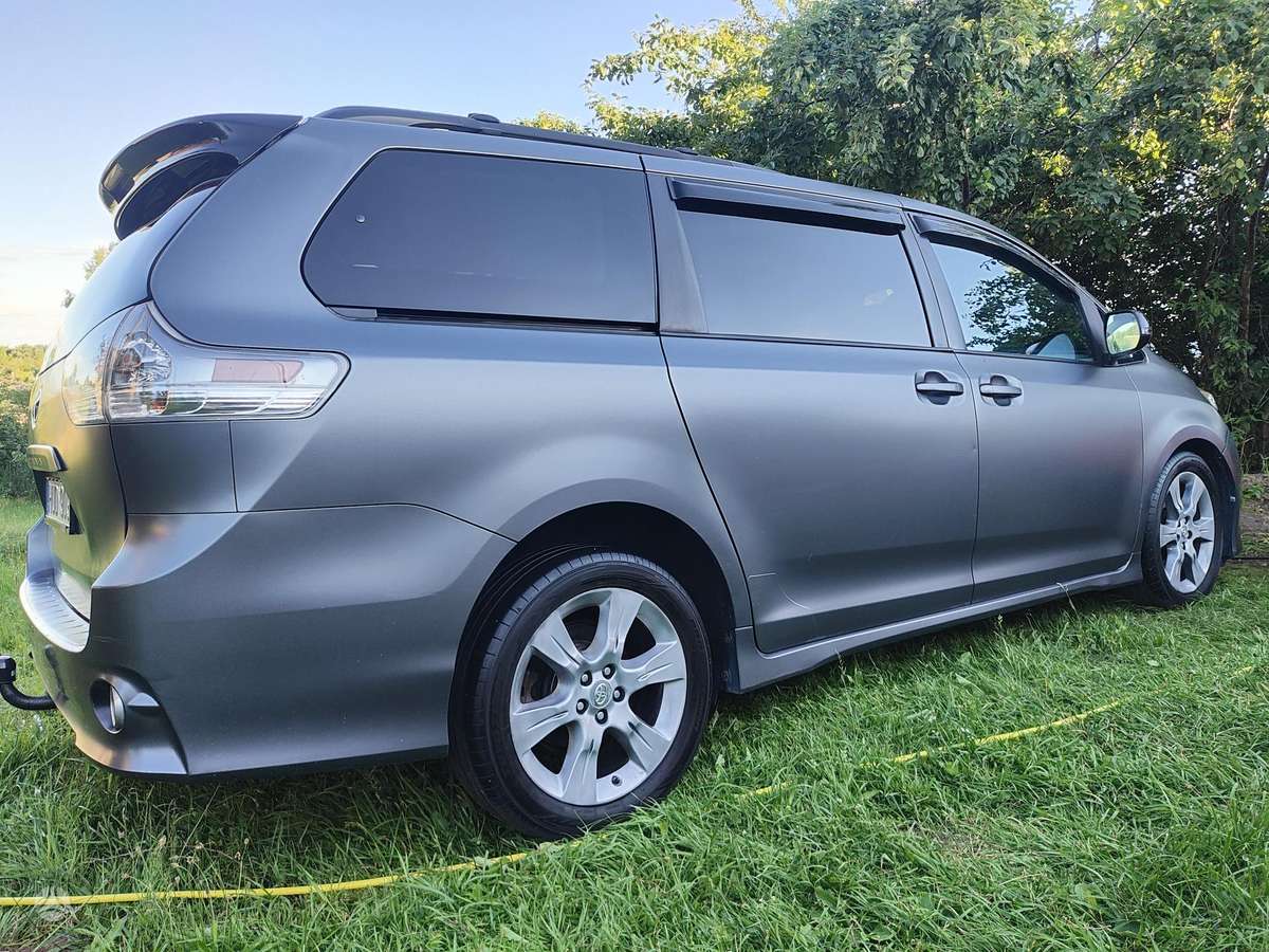 Toyota Sienna - 3