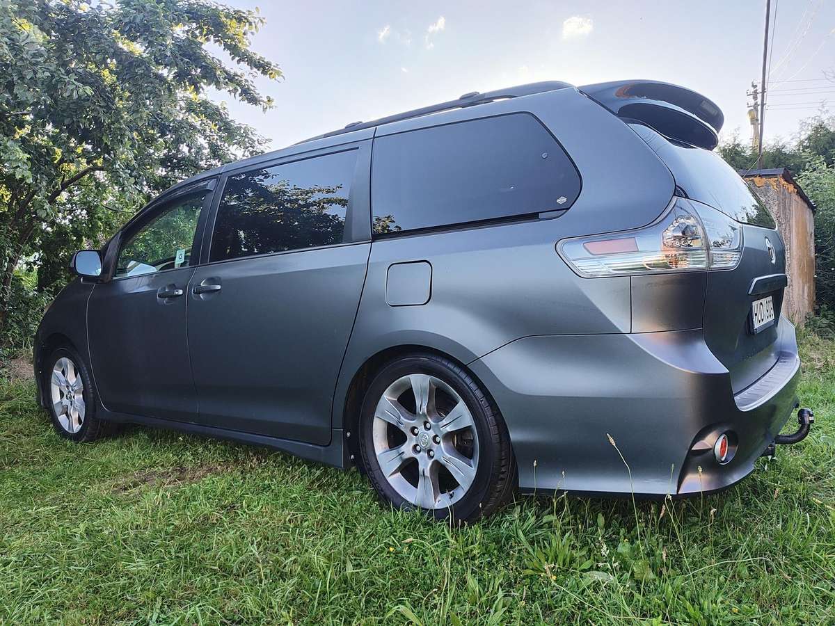 Toyota Sienna - 4