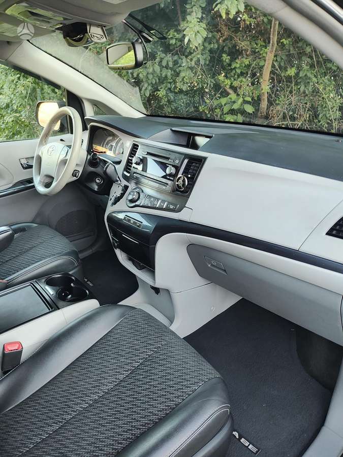 Toyota Sienna - 7