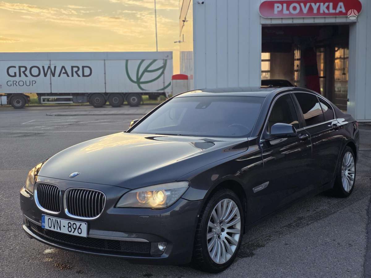 BMW 750, 4.4 l., Седан