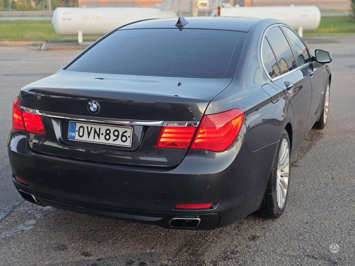 BMW 750, 4.4 l., Седан