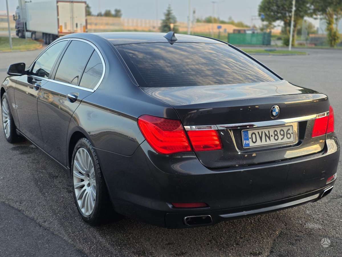 BMW 750, 4.4 l., Седан