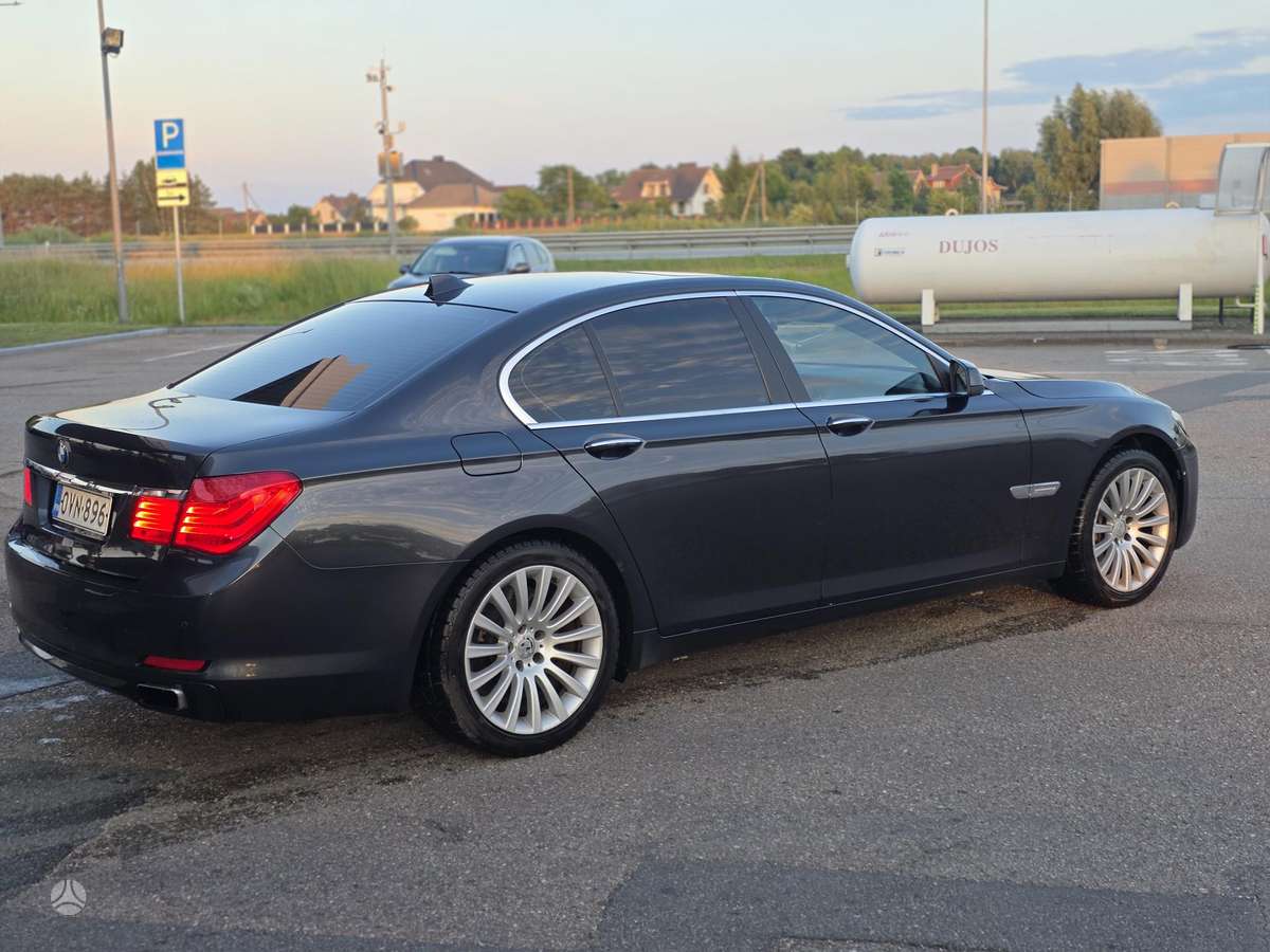 BMW 750, 4.4 l., Седан