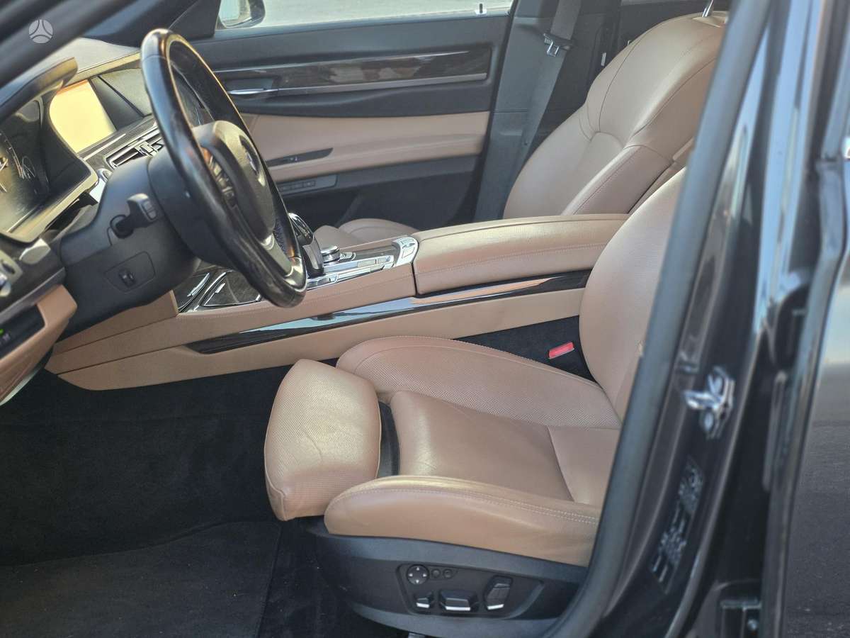 BMW 750, 4.4 l., Седан