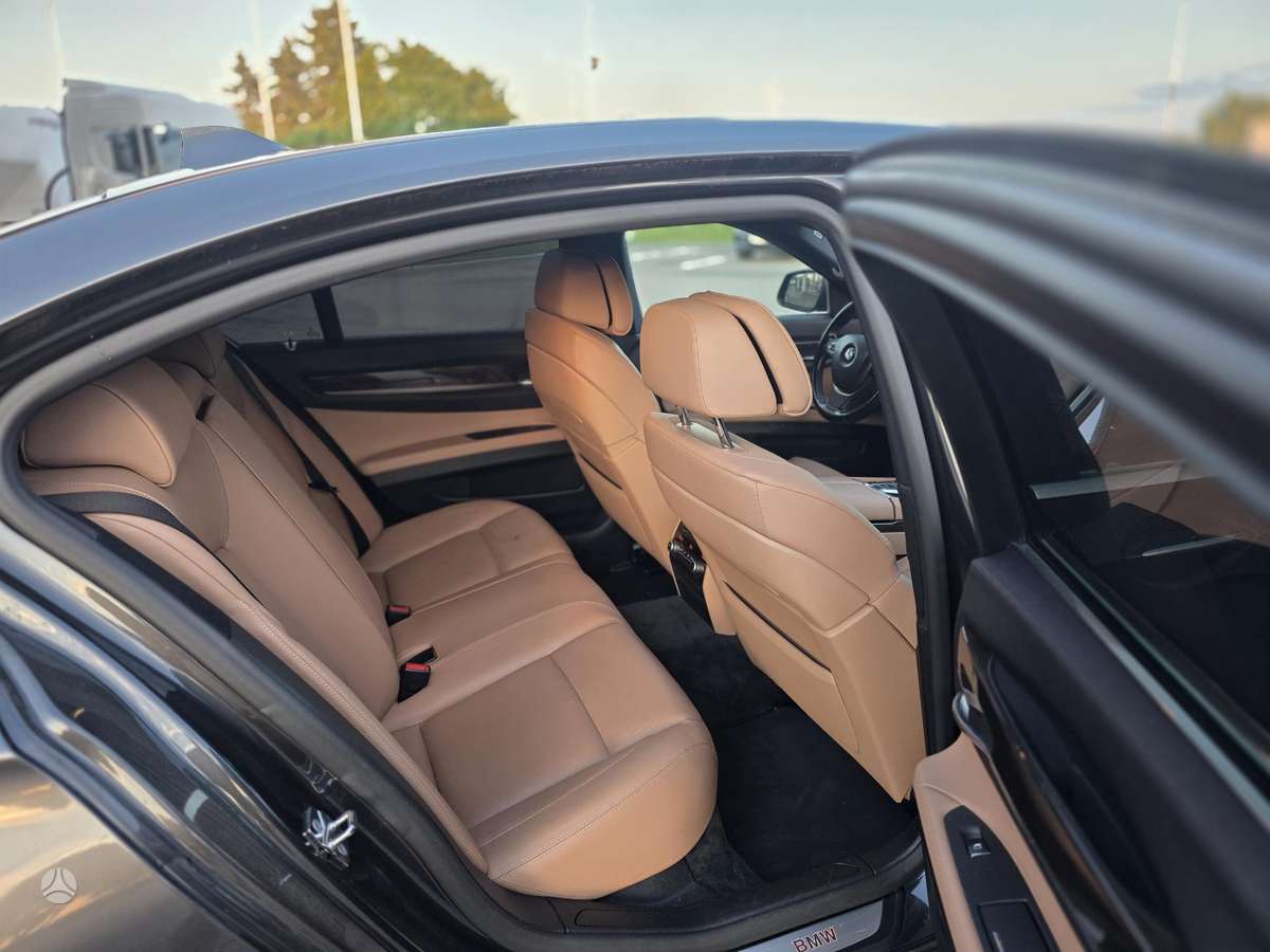BMW 750, 4.4 l., Седан