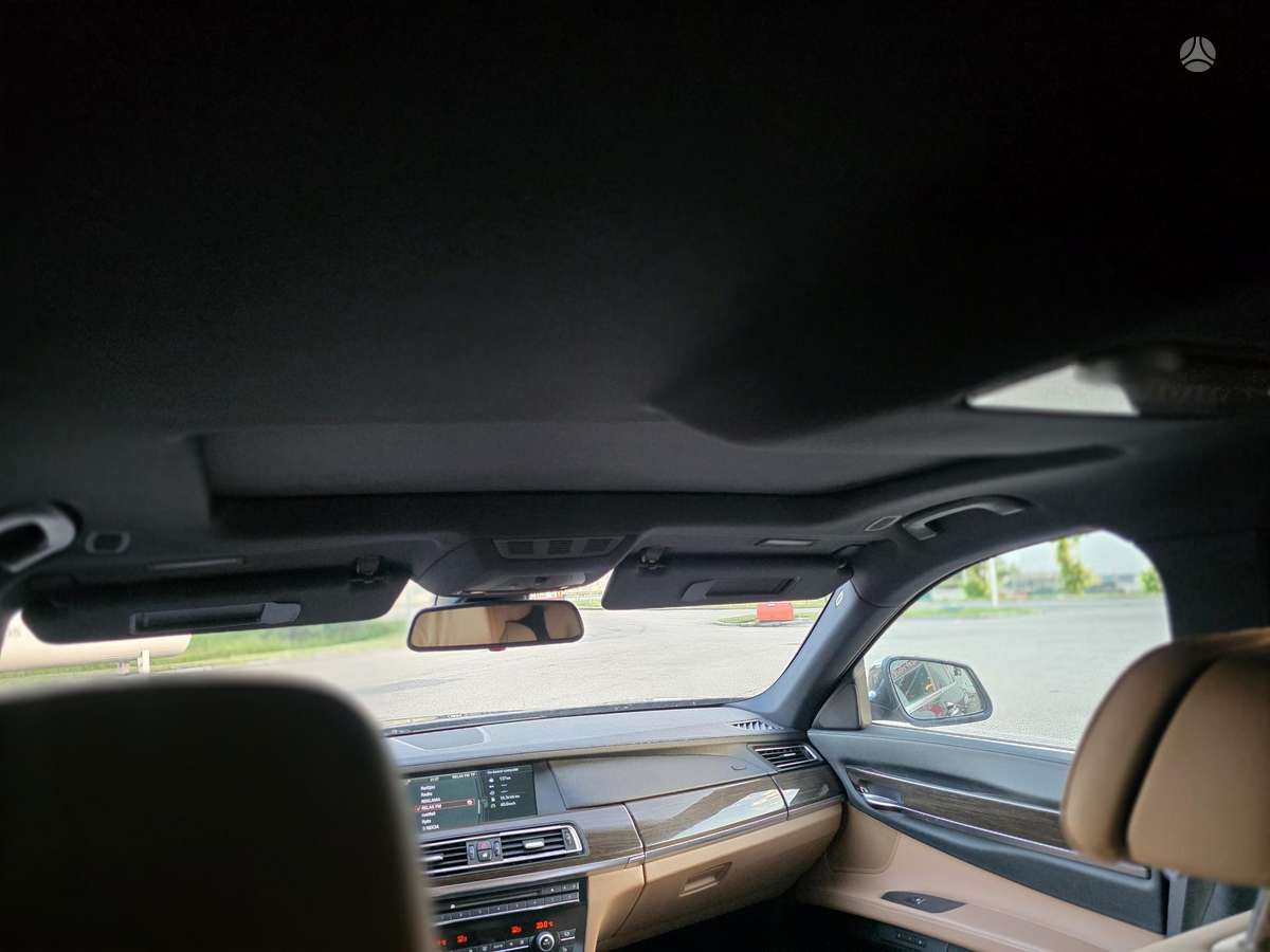BMW 750, 4.4 l., Седан