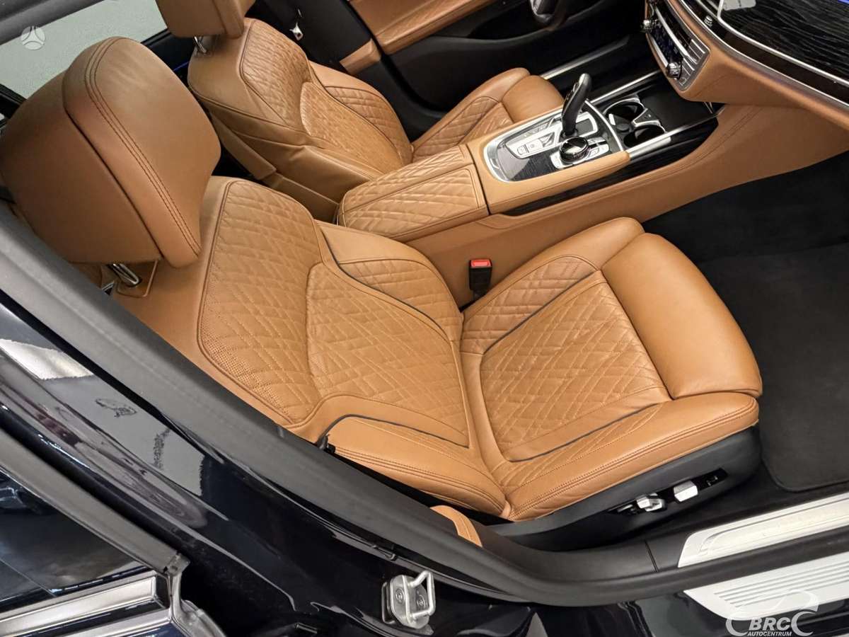 BMW 750, 4.4 l., Седан