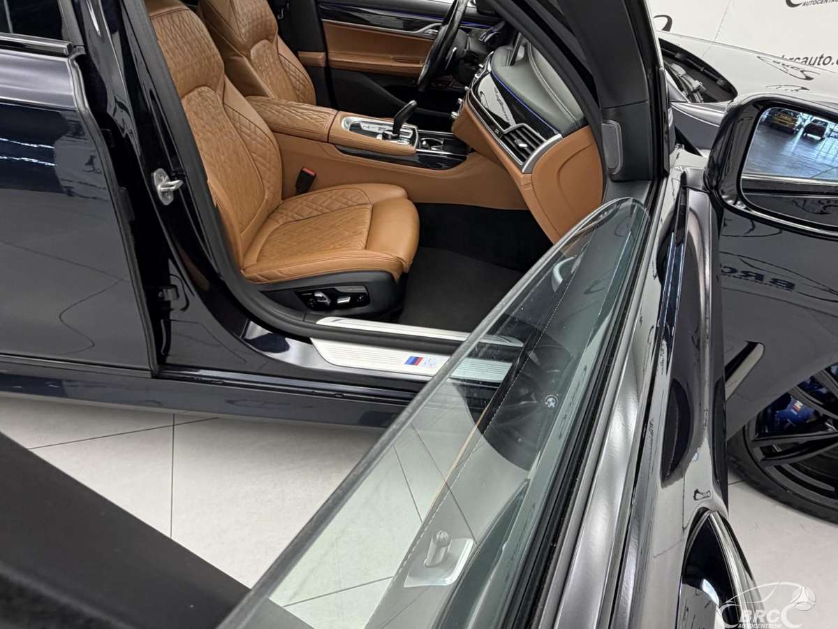 BMW 750, 4.4 l., Седан