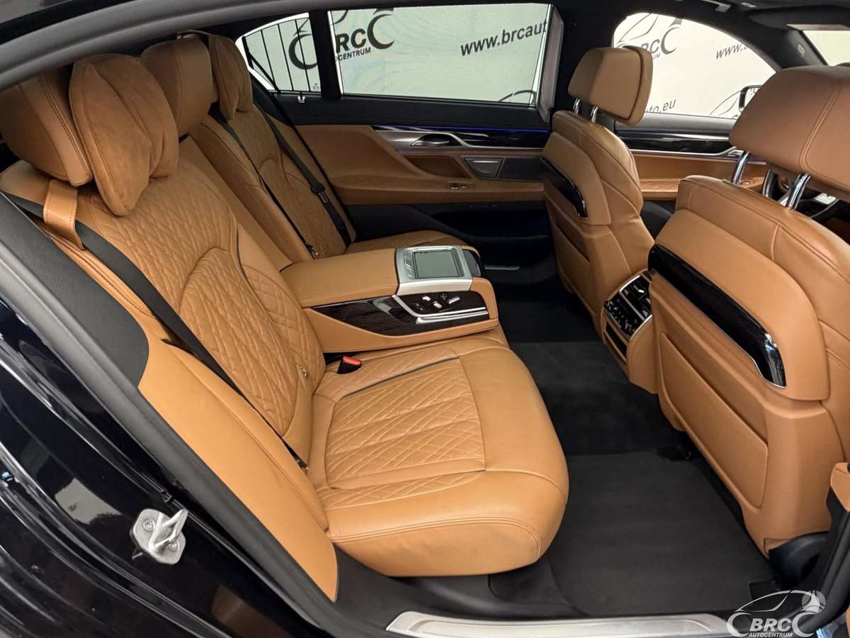 BMW 750, 4.4 l., Седан