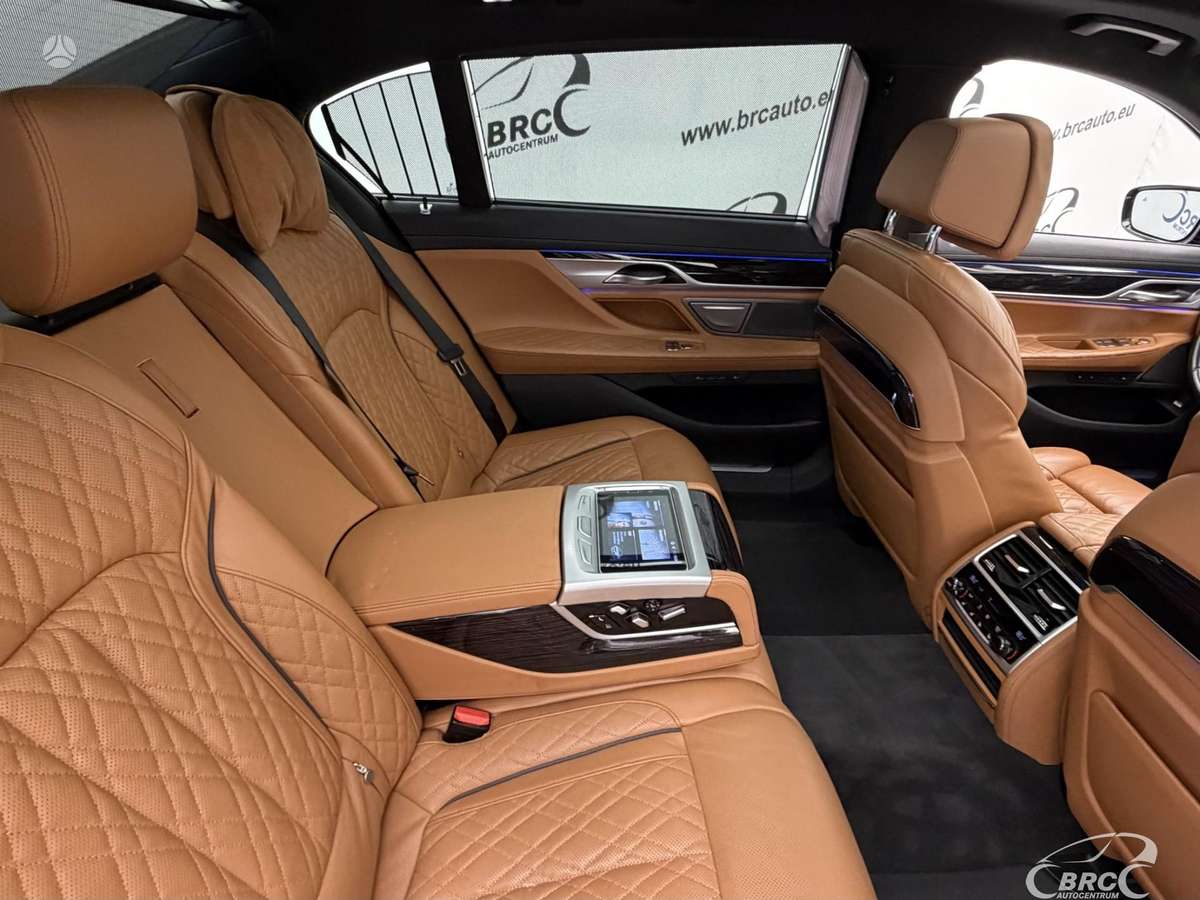 BMW 750, 4.4 l., Седан