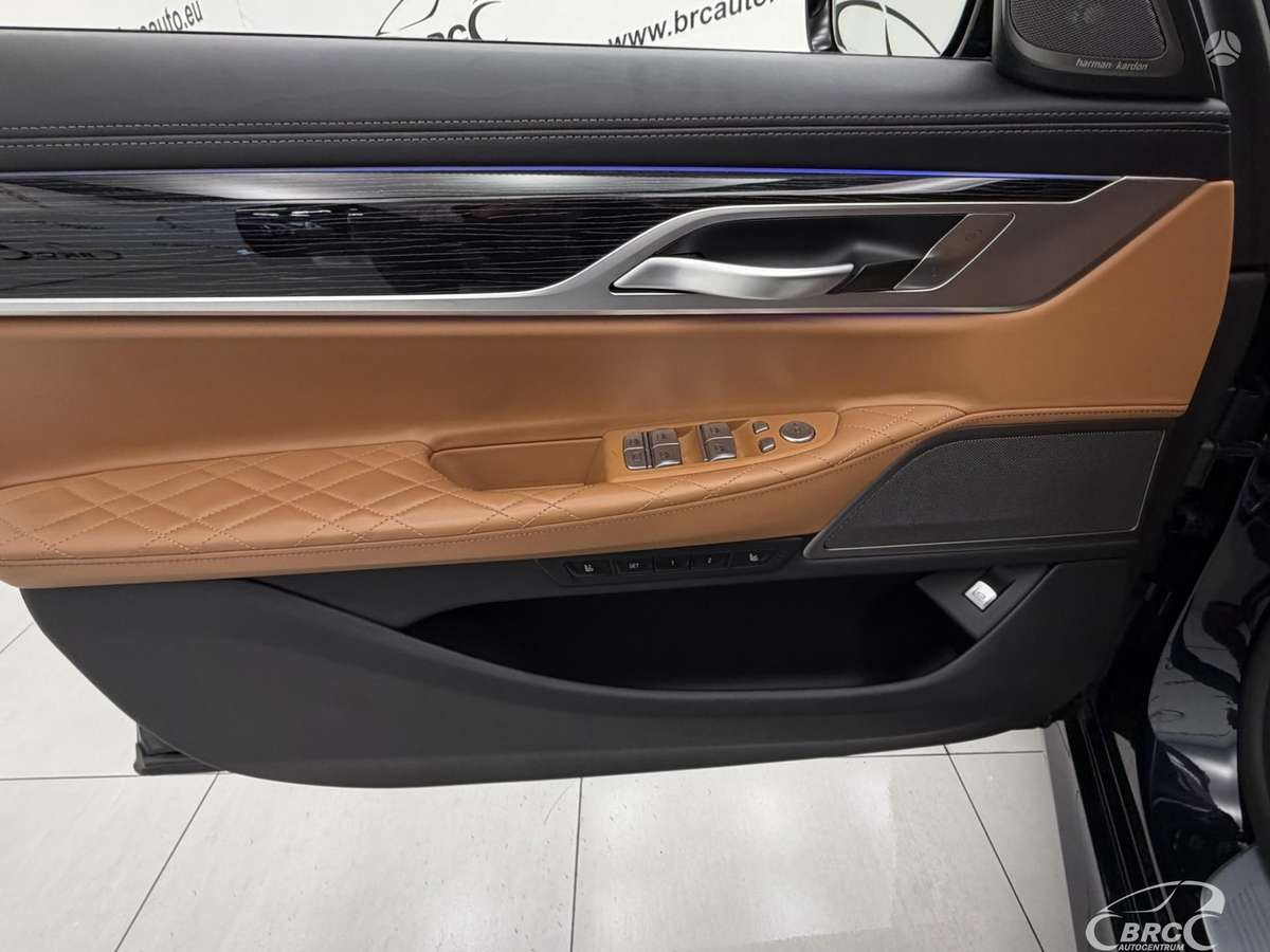 BMW 750, 4.4 l., Седан
