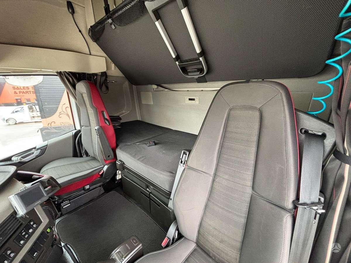 Volvo FH 540 8x4/4, шасси