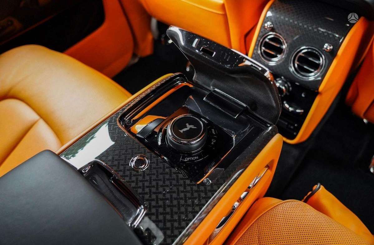 Rolls-Royce Cullinan, Внедорожник / Кроссовер