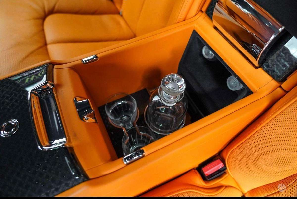Rolls-Royce Cullinan, off-road / crossover