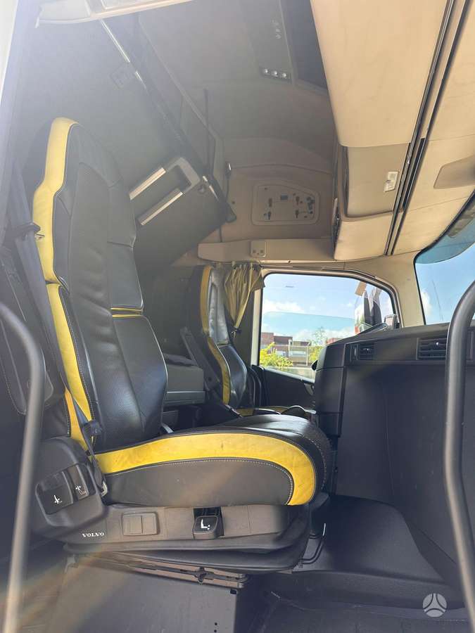 Volvo FH XL, 6×2, double sleeper