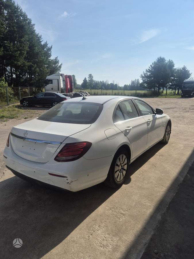 Mercedes-Benz E200, 2.0 l., Седан