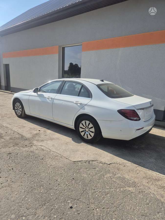 Mercedes-Benz E200, 2.0 l., Седан
